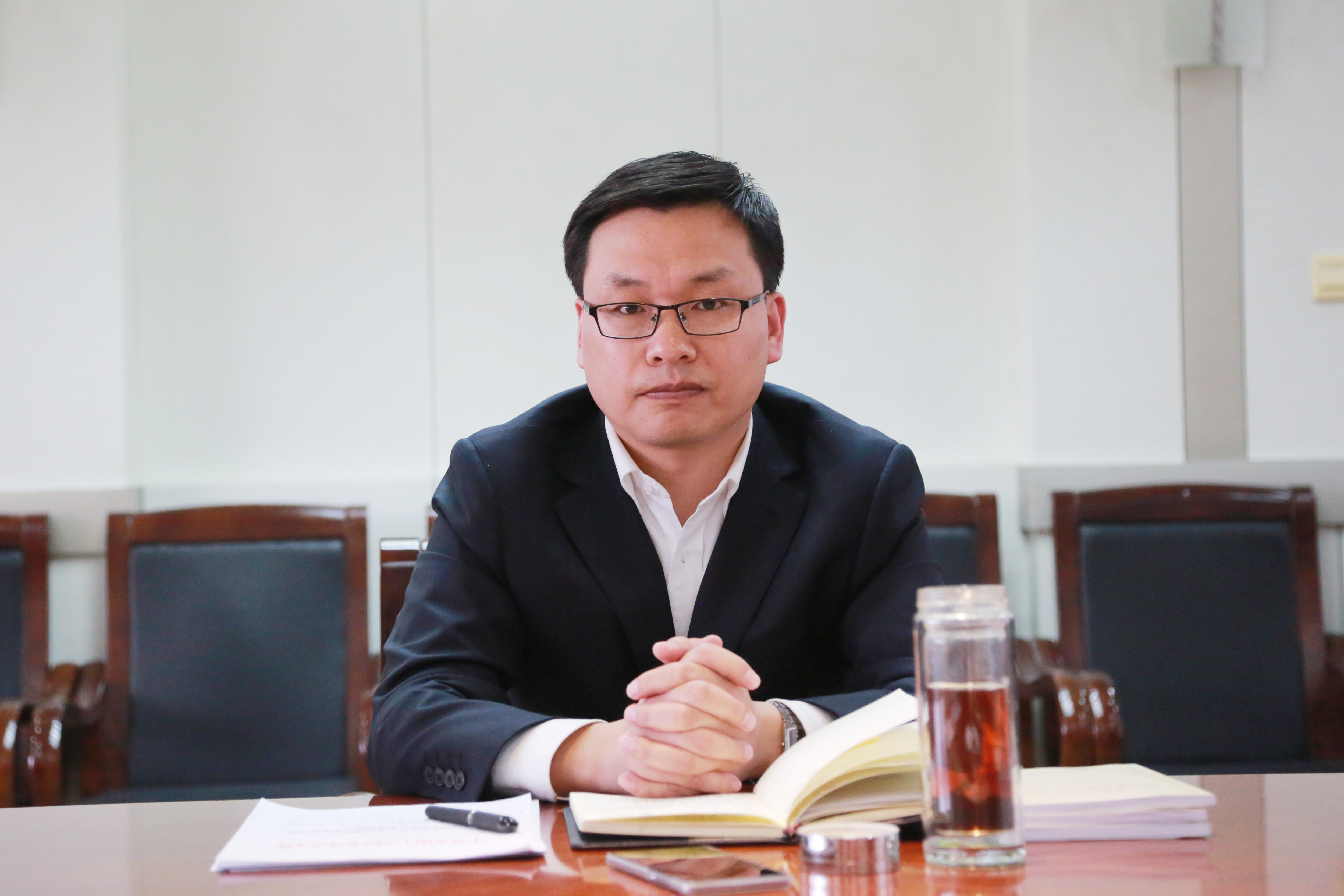 纪委书记何瑞强主持会议并讲话,纪委副书记黄立成宣读《安阳工学院