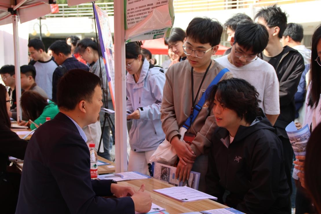 把课堂搬进双选会 以实践照亮职业路——安阳工学院举办2026届春季双选会图3