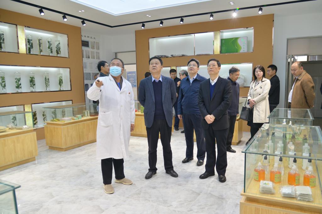 河南省科技厅副厅长徐宗勤一行莅临我校调研指导工作