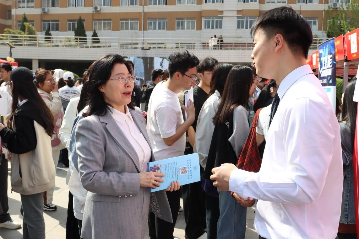 把课堂搬进双选会 以实践照亮职业路——安阳工学院举办2026届春季双选会图2