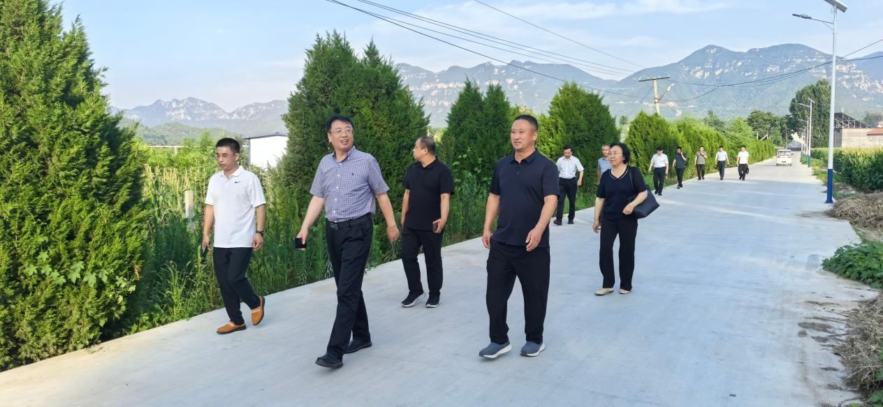 安阳工学院校长沈记全赴定点帮扶村开展调研慰问